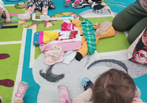 na dywanie leżą wybrane przez dzieci ubrania