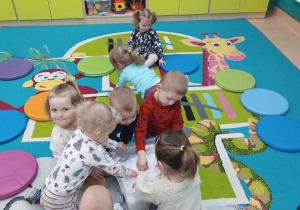 dzieci bawią się śniegiem w pojemniku