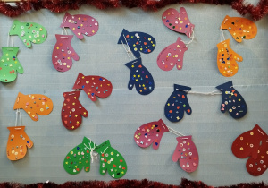 gotowe prace plastyczne- rękawiczki wiszą na tablicy