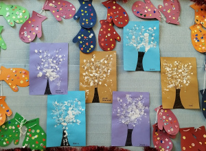 na tablicy wiszą gotowe prace plastyczne dzieci