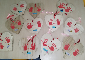 drewniane serduszka przyozdobione