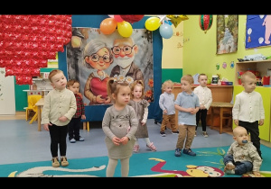 dzieci tańczą do piosenki