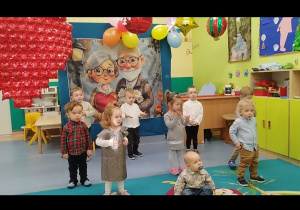 dzieci pokazuja i tańczą do piosenki