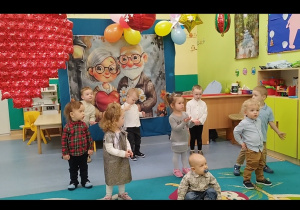 dzieci stoją, i tańczą do piosenki