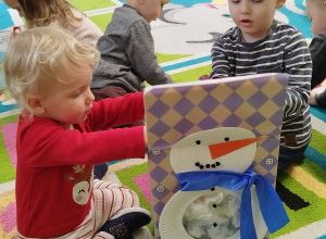 dzieci wrzucają kulki do pudełka, które stoi przed nimi