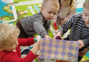 dzieci wkładają kulki do pudełka