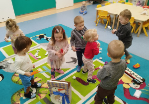 dzieci zbierają pęsetami kulki z papieru