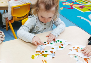 dziewczynka dekoruje swoją maskę