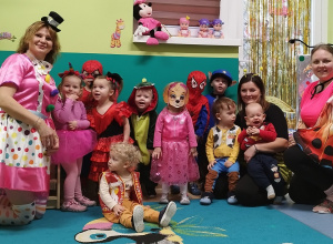 poprzebierane dzieci i opiekunki pozują wspólnie do zdjęcia