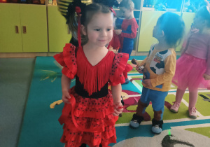 dziewczynka w sukience hiszpanki uśmiecha się