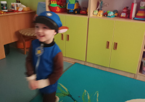 chłopiec przebrany za Chase uśmiecha się