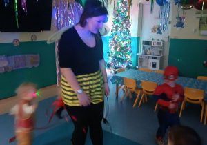 opiekunka przebrana za pszczołę stoi między dziećmi