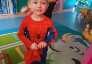chłopiec przebrany za spidermana uśmiecha się