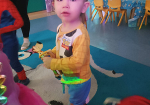 chłopiec przebrany za Chudego i trzyma jego figurkę