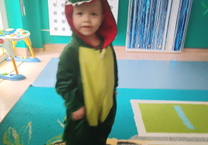 chłopiec w stroju dinozaura