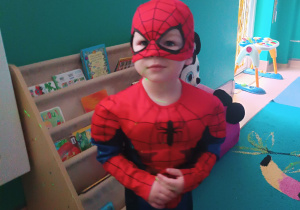 chłopiec przebrany za spidermana
