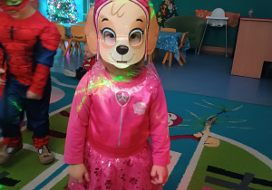 dziewczynka z maska na twarzy, przebrana za Sky