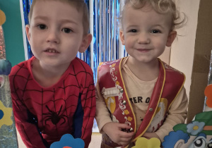 chłopcy pozują do zdjęcia w fotobudce