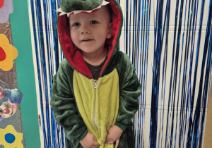 chłopiec pozuje w fotobudce