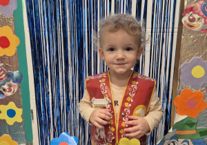 chłopiec pozuje do zdjęcia w fotobudce