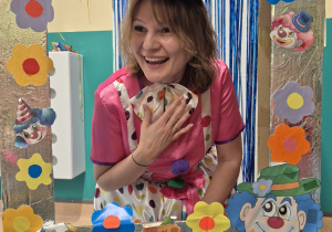 opiekunka pozuje do zdjęcia w fotobudce, uśmiecha