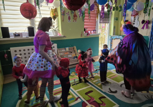 dzieci i opiekunki tańczą