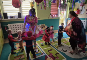 opiekunki i dzieci tańczą