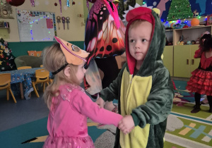 chłopiec z dziewczynką tańczą w parze , opiekunka patrzy