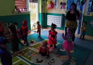 dzieci i opiekunka tańczą