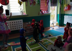 opiekunka i dzieci tańczą