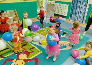 dzieci bawią się balonami