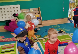 dzieci bawią się balonami