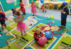 dzieci bawią się balonami i lametą