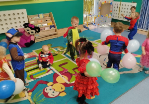 dzieci bawią się balonami i lameta