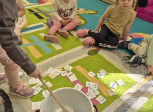 dziewczynka miesza łyżką w garnku