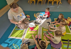 opiekunka pokazuje dzieciom symbole pogody