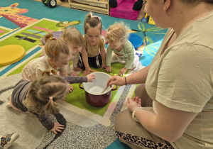 dzieci wrzucają obrazki pogodowe do garnka