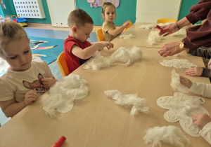 dzieci wykonują pracę plastyczną