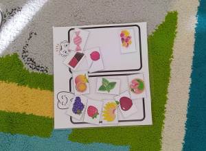 na dywanie leży kartka z przyporządkowanymi produktami, które są dobre i niedobre dla zębów.