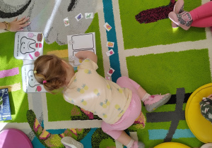 dziewczynka odkłada obrazek w prawidłowe miejsce