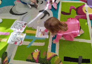 dziewczynka odkłada obrazek w prawidłowe miejsce