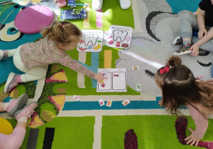 dziewczynka odkłada obrazek w prawidłowe miejsce