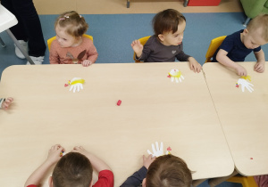 dzieci przyklejają piórka