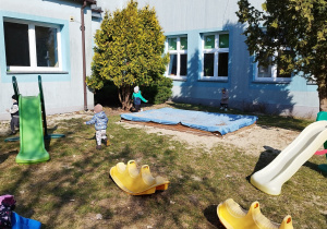 dzieci na dworze biegają