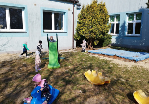 dzieci biegają na dworze