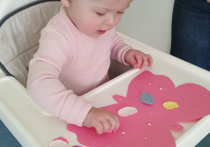 dziewczynka przykleja kółeczko