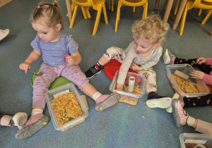 dzieci bawią się tym, co mają w pudełku