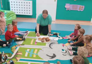 dzieci odgadują jakie pieczywo opiekunka ma na tacy