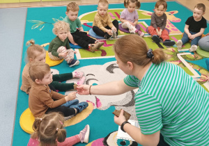 dzieci próbują wybranego pieczywa