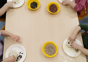 dzieci wbijają pestki w ciasto